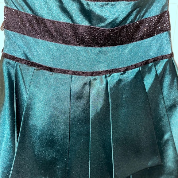 Dress - Picture 2 of 8